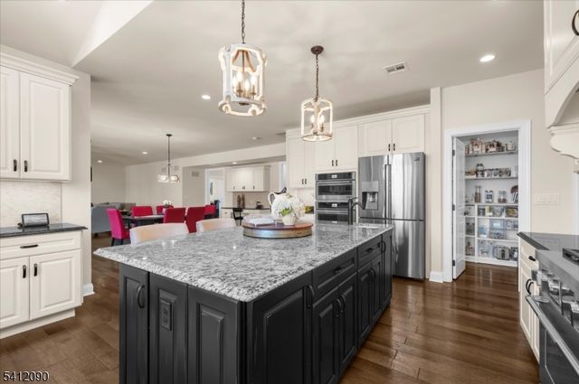 9 Donna Dr, Raritan Twp., NJ 08822