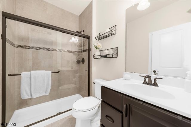 9 Donna Dr, Raritan Twp., NJ 08822