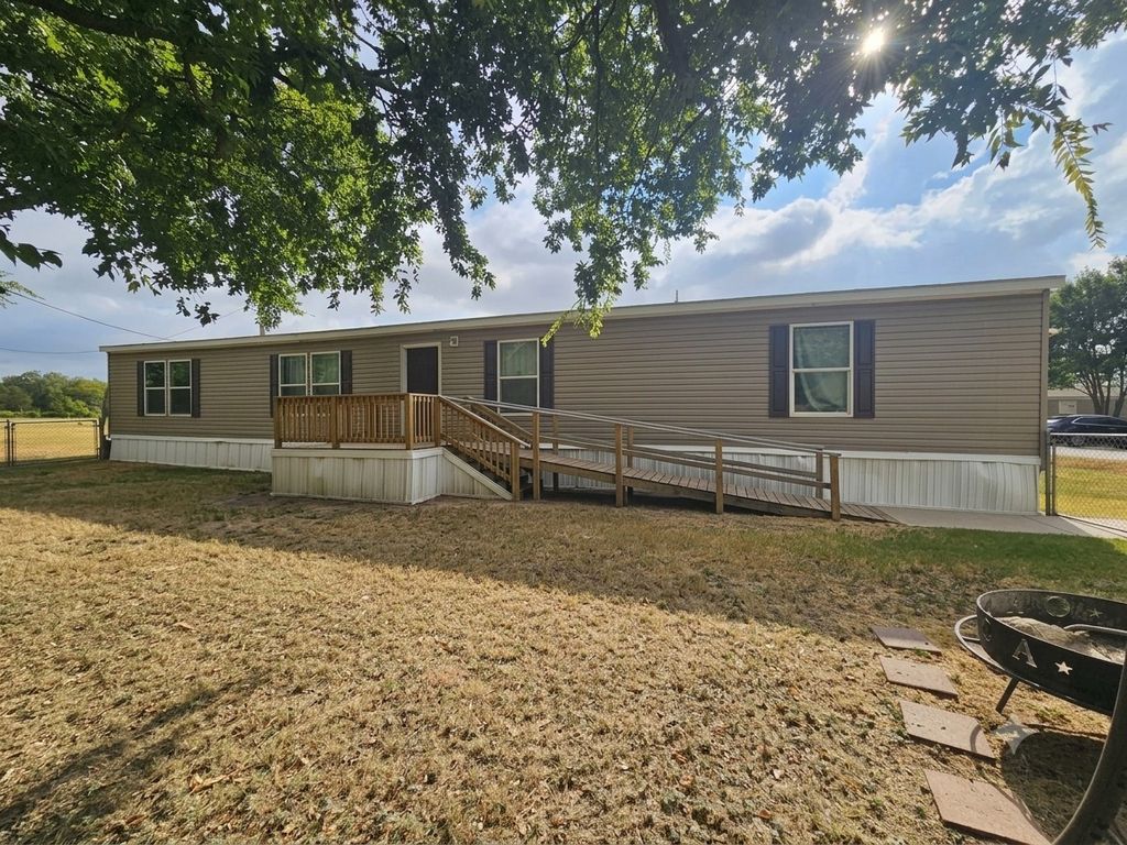806 S 3rd Street 6, Grandview, TX 76050 — exterior
