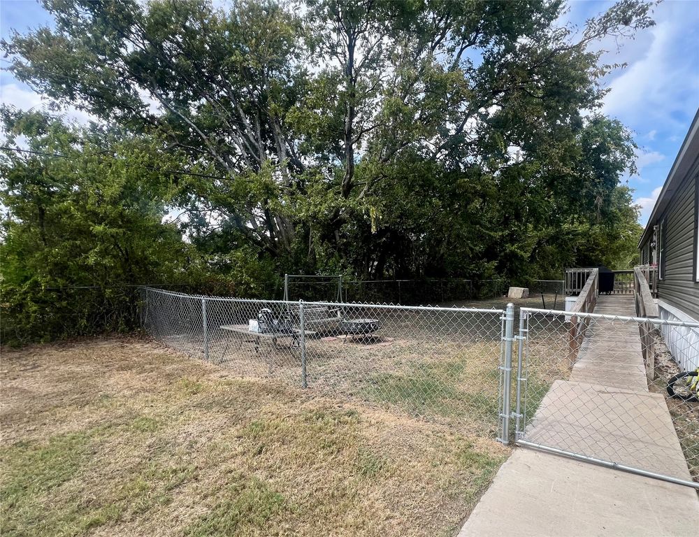 806 S 3rd Street 6, Grandview, TX 76050 — photo 2