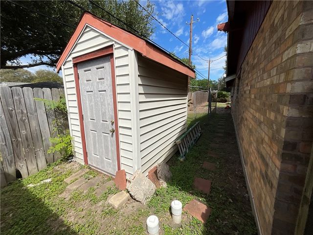 6105 Pebble Beach Dr, Corpus Christi, TX 78413