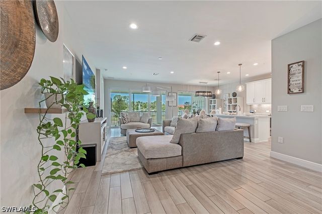 2555 Seychelles DR 407, Naples, FL 34112