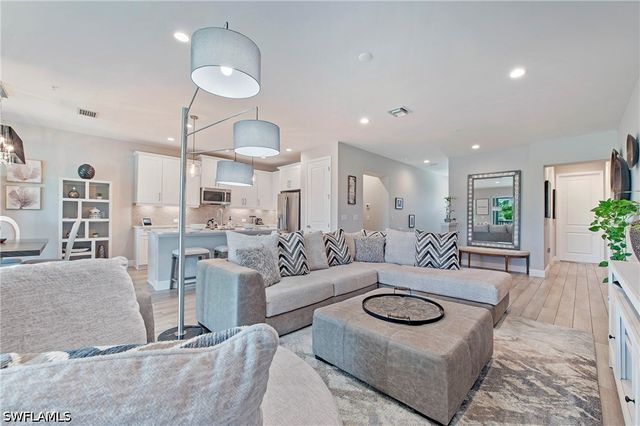 2555 Seychelles DR 407, Naples, FL 34112