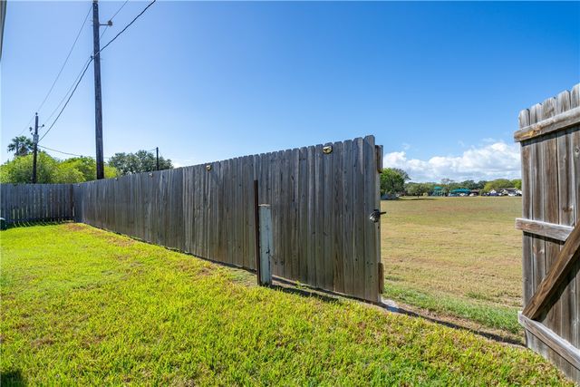 420 Gulfton Dr, Portland, TX 78374