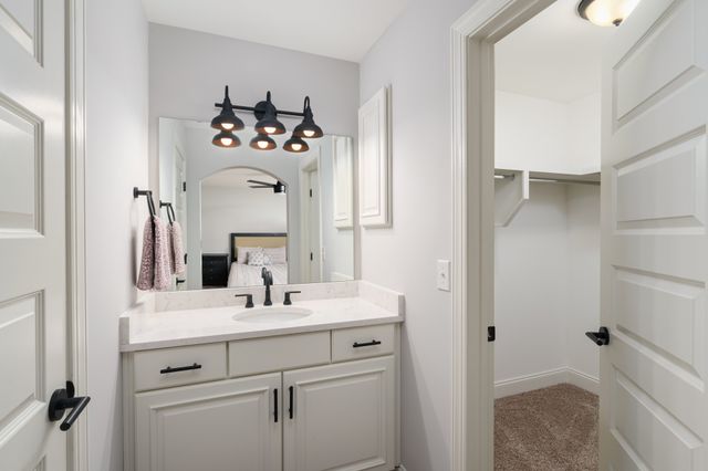 7567 Hallows Dr, Nashville, TN 37221