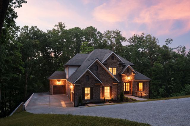 7567 Hallows Dr, Nashville, TN 37221