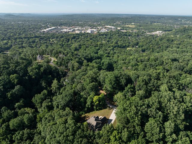 7567 Hallows Dr, Nashville, TN 37221