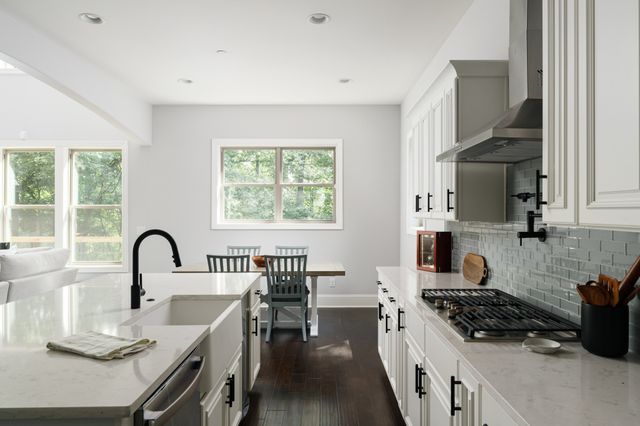 7567 Hallows Dr, Nashville, TN 37221