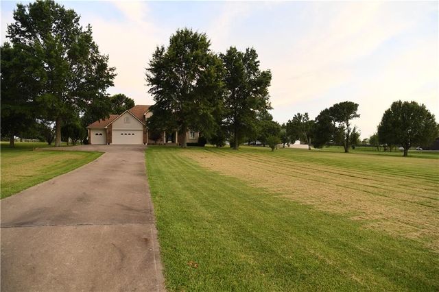 19301 E 215th Street, Harrisonville, MO 64701