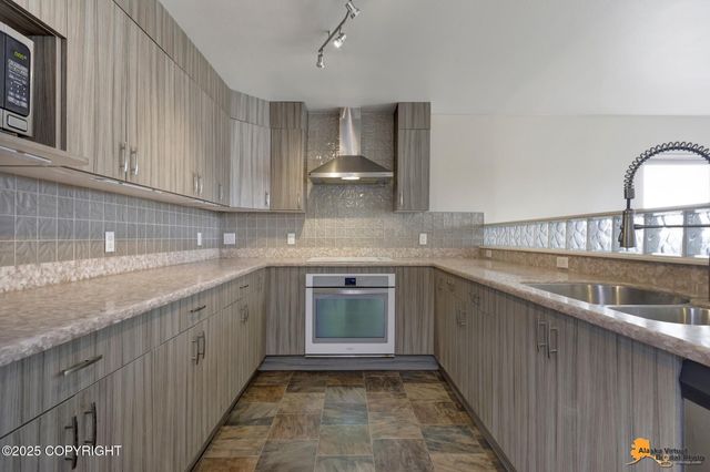 1091 Northpointe Bluff Drive, Anchorage, AK 99501