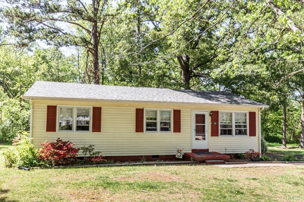 Image 2 of property listing at 205 Lombardy Street, Appomattox, VA 24522