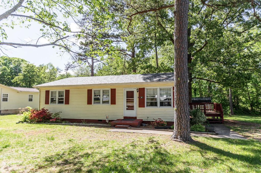 Image 3 of property listing at 205 Lombardy Street, Appomattox, VA 24522