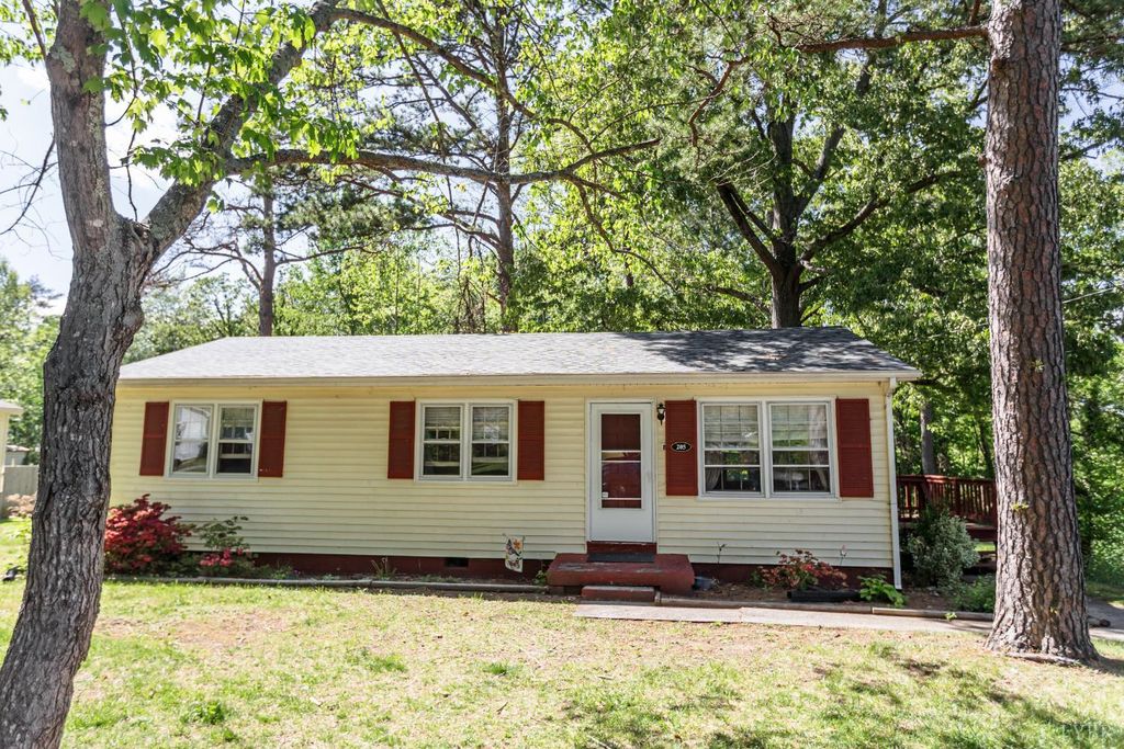 Image 4 of property listing at 205 Lombardy Street, Appomattox, VA 24522