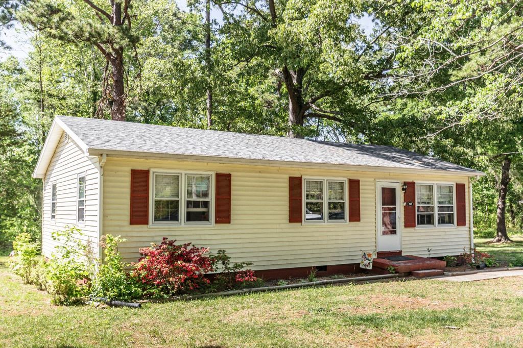 Image 5 of property listing at 205 Lombardy Street, Appomattox, VA 24522