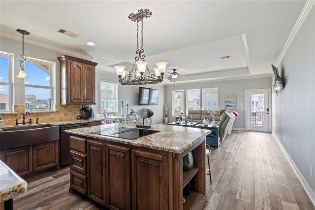 1301 Maui Dr Drive, Tiki Island, TX 77554