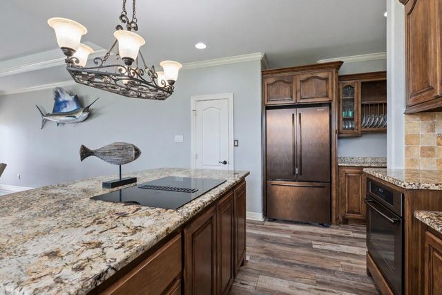 1301 Maui Dr Drive, Tiki Island, TX 77554