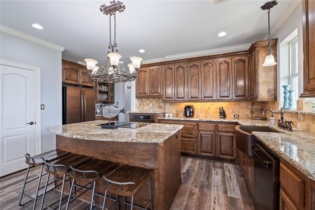 1301 Maui Dr Drive, Tiki Island, TX 77554