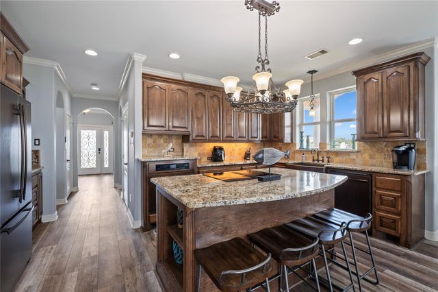 1301 Maui Dr Drive, Tiki Island, TX 77554