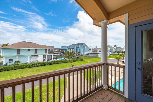 1301 Maui Dr Drive, Tiki Island, TX 77554