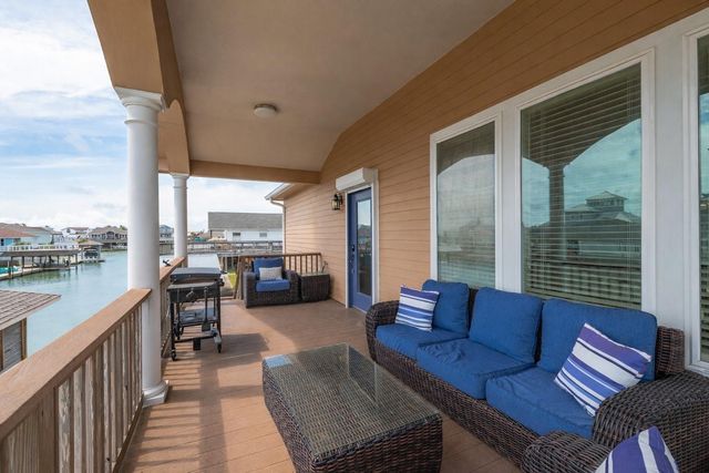 1301 Maui Dr Drive, Tiki Island, TX 77554