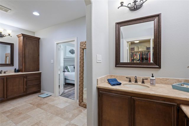 1301 Maui Dr Drive, Tiki Island, TX 77554