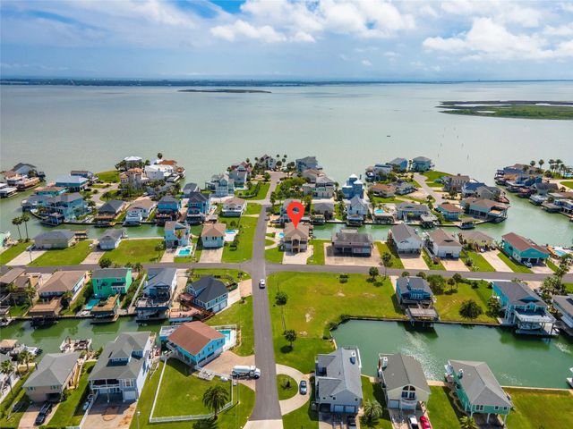 1301 Maui Dr Drive, Tiki Island, TX 77554