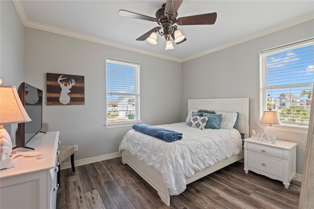 1301 Maui Dr Drive, Tiki Island, TX 77554