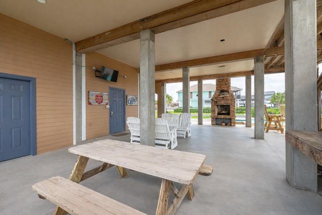 1301 Maui Dr Drive, Tiki Island, TX 77554