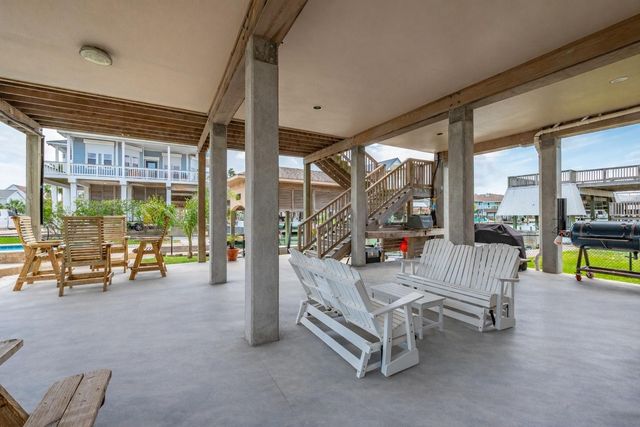 1301 Maui Dr Drive, Tiki Island, TX 77554