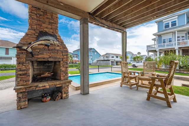 1301 Maui Dr Drive, Tiki Island, TX 77554