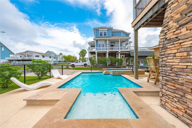 1301 Maui Dr Drive, Tiki Island, TX 77554