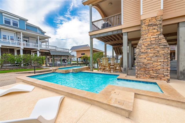 1301 Maui Dr Drive, Tiki Island, TX 77554