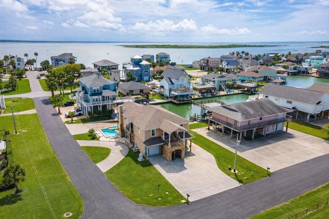 1301 Maui Dr Drive, Tiki Island, TX 77554