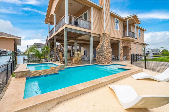 1301 Maui Dr Drive, Tiki Island, TX 77554