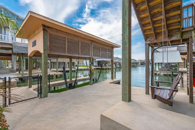 1301 Maui Dr Drive, Tiki Island, TX 77554