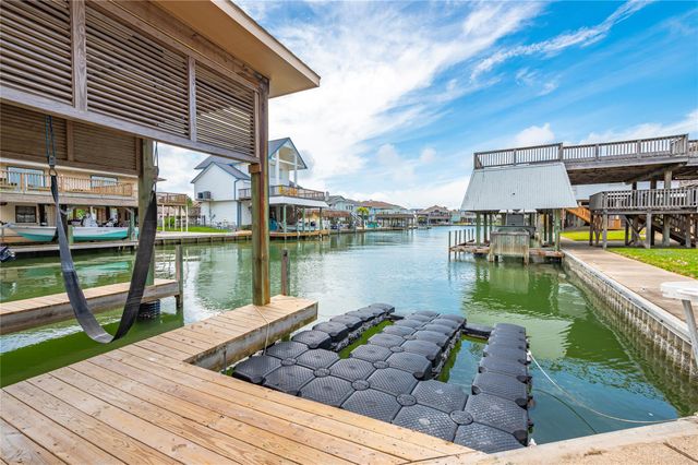 1301 Maui Dr Drive, Tiki Island, TX 77554