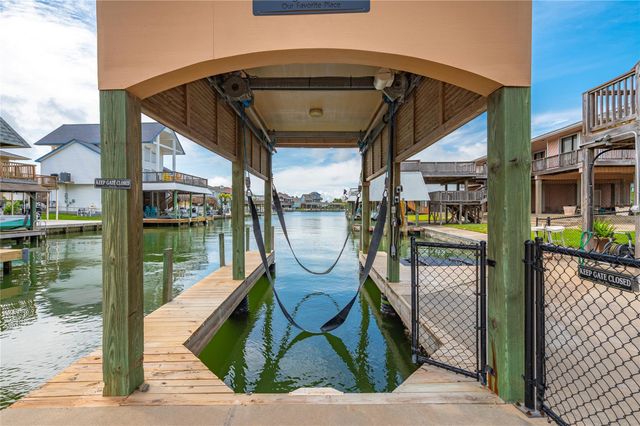 1301 Maui Dr Drive, Tiki Island, TX 77554