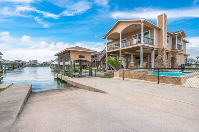 1301 Maui Dr Drive, Tiki Island, TX 77554