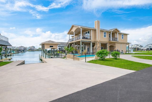 1301 Maui Dr Drive, Tiki Island, TX 77554