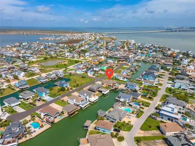 1301 Maui Dr Drive, Tiki Island, TX 77554