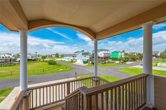 1301 Maui Dr Drive, Tiki Island, TX 77554