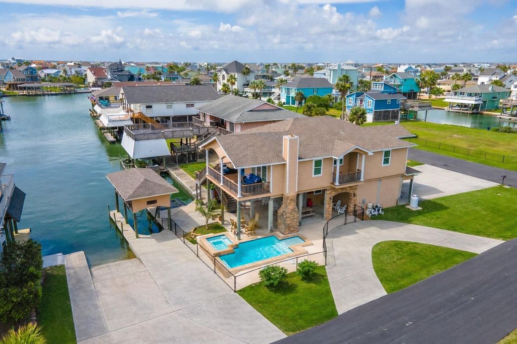 1301 Maui Dr Drive, Tiki Island, TX 77554