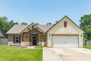 2234 Lake Forrest Drive, West Columbia, TX 77486