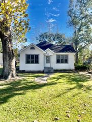 321 S Arcola Street, Angleton, TX 77515