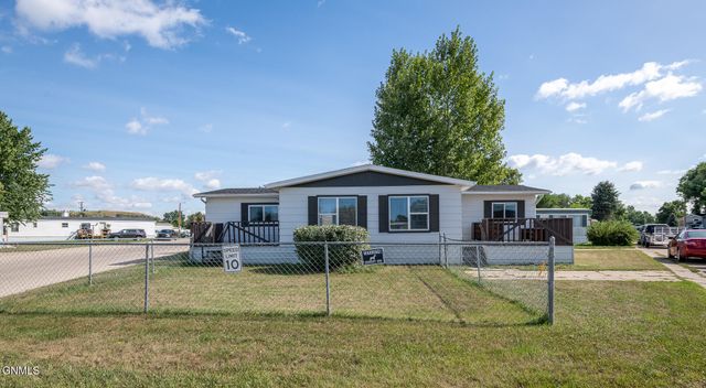 900 S Frontier Trail, Mandan, ND 58554 property photo