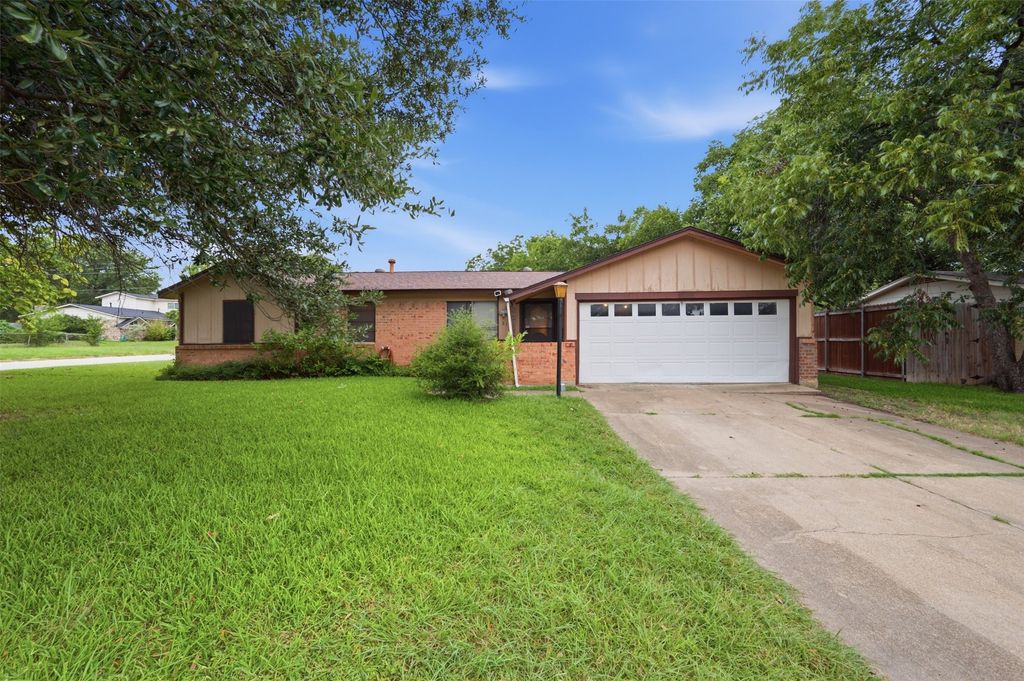 816 SW Sundown Trail, Burleson, TX 76028