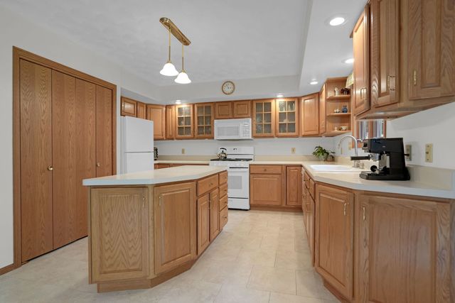 3522 33rd Street Court, Moline, IL 61265