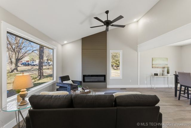 8417 Meadowside Lane, Sapulpa, OK 74131