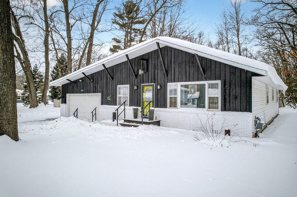 914 Victor Avenue, Muskegon, MI 49445