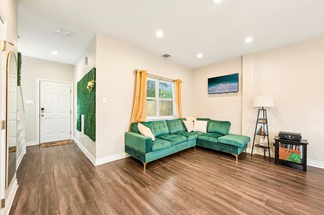 210 Garrotsville Street, Houston, TX 77022